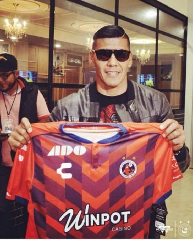 Carlos Salcido, jugador de 38 años, ha tomado un último aire dentro de su carrera y jugará con los Tiburones Rojos del Veracruz.
