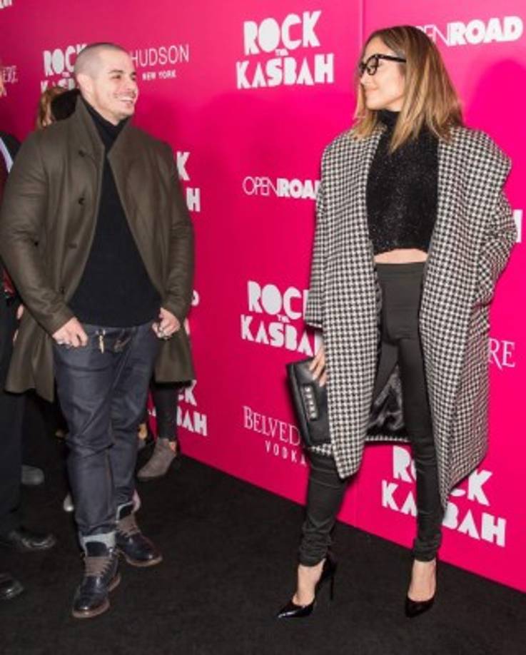 El amor... el amor... El bailarín Casper Smart no deja sola ni un momento a Jennifer López.