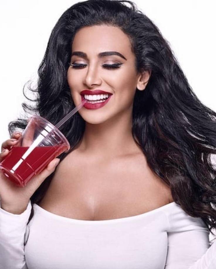 6. Huda Kattan y sus contenidos de belleza generan 13 millones de dólares gracias a sus 63 millones de seguidores. Su promedio de compromiso es de 2,17% y su puntuación de emprendimiento es de 3. Nació en Oklahoma City, Oklahoma pero sus raíces son iraquíes.