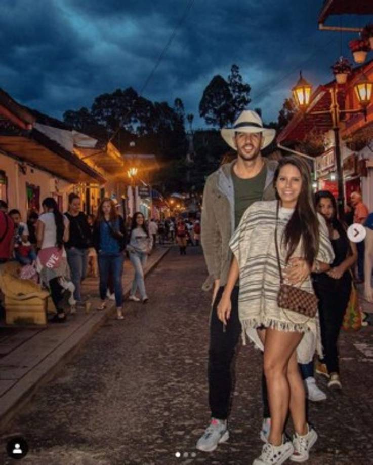 El chef comparte en redes sociales fotos junto a su esposa quien al parecer tiene privadas sus cuentas de redes sociales.