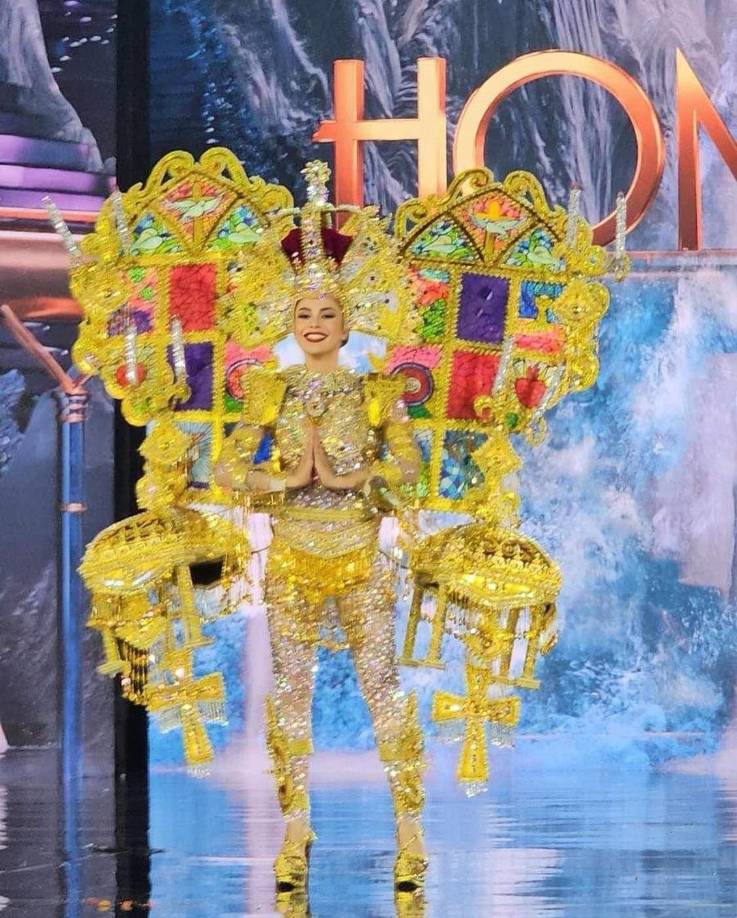 Su vestimenta nacional reflejará el catolicismo catracho, portando detalles inspirados en las vidrieras de la catedral de Tegucigalpa, donde se encuentra la “La Santa Patrona de Honduras”.