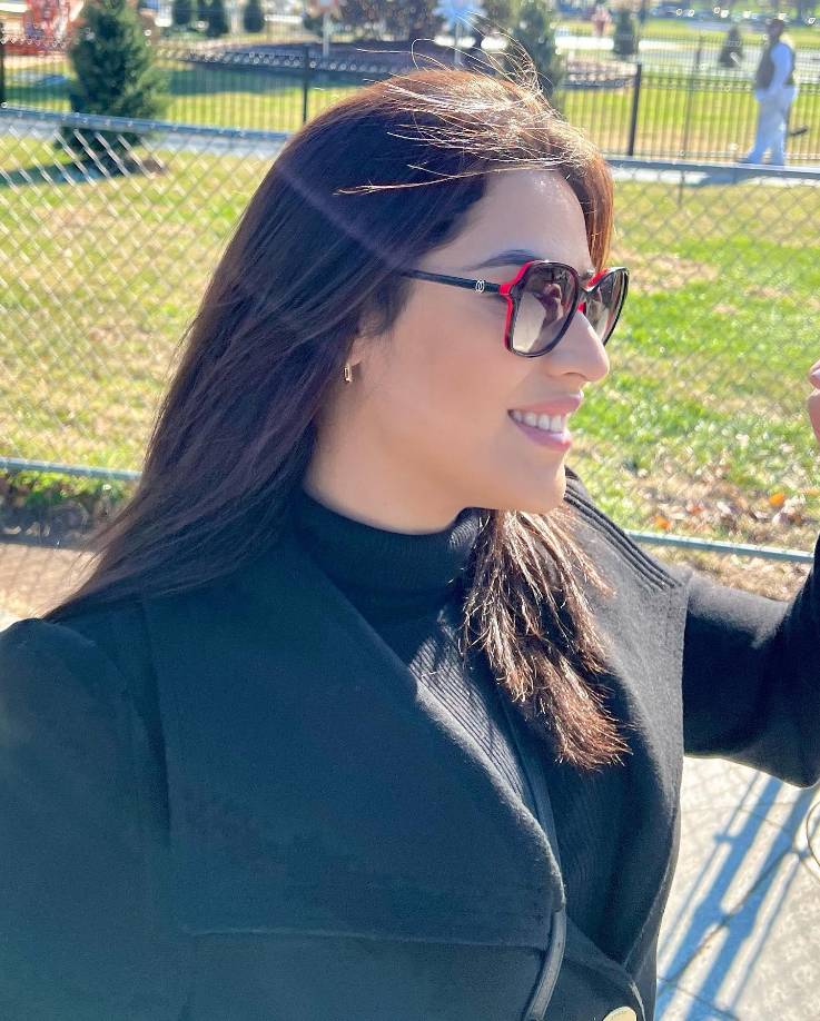 En las imágenes se le observa muy sonriente. 