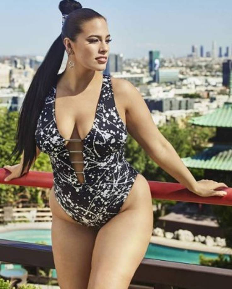 Ella anima a otras mujeres a subir su autoestima, sintiéndose bella.