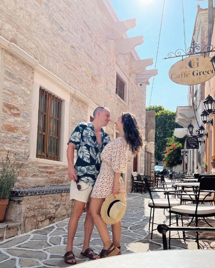 En un video se puede ver a Pedro interrumpiendo a Patty mientras ella está relajada en el comedor, diciéndole que tiene un regalo sorpresa.