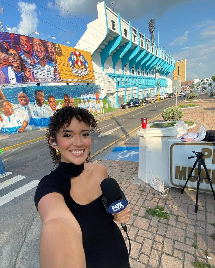Emma en una foto para el recuerdo con el cub de Fox Sports.