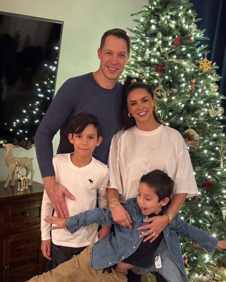 Ana Jurka compartió una linda fotografía junto a su familia frente al árbol de Navidad, con el mensaje “Gracias Dios por tantas bendiciones”. 