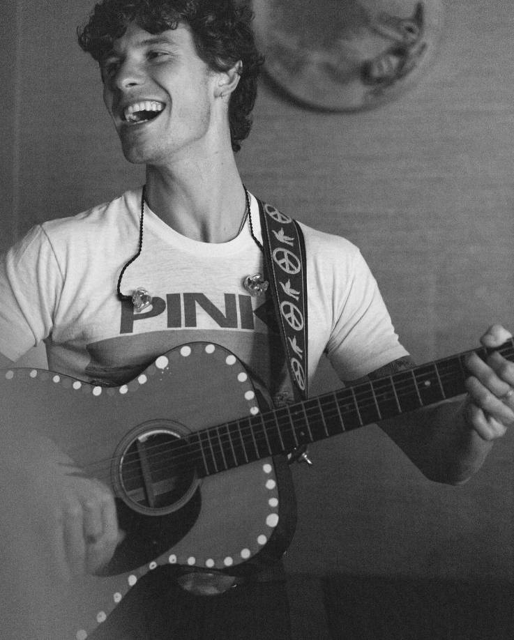 En los últimos días, los usuarios de las redes sociales han vuelto a especular sobre la orientación sexual de Mendes después de que la revista Interview publicara un vídeo suyo en el que se ve a la estrella del pop compartiendo capturas de pantalla de su teléfono.