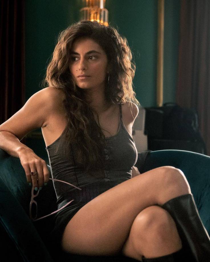 Begoña Vargas es Cameron, una fuerza de la naturaleza. Ella conduce al límite. Vive al límite. Y nunca calcula el riesgo. Pero por ninguno de estos motivos está en la banda, sino por uno mucho más doloroso.