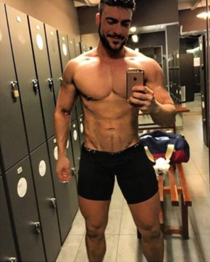 El enfermero disfruta lucir su musculatura producto de muchas horas de entrenamiento