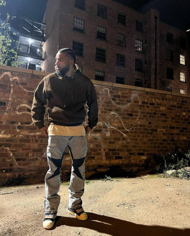 Sinclair tiene 26 años de edad y se dedica a la venta de pollo frito. 