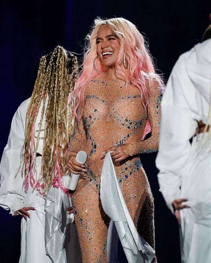 En se instante La Bichota, le expresos a su seguidora, “mi reina, yo ahorita voy a bajar ahí y usted y yo vamos a cantar una canción pa’ que vea que tomó la decisión correcta”. Debido a esta acción los corazones de sus seguidores se llenaron. Los vídeos y fotos de este momento se viralizarón rápidamente en redes sociales.