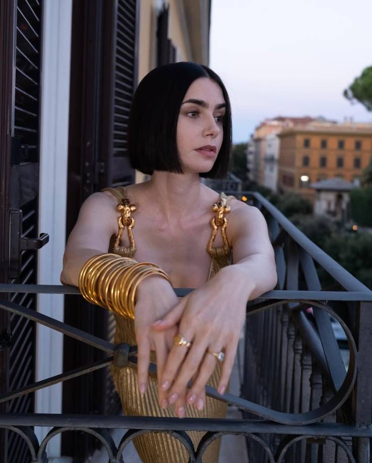 Emily in Paris ha sido criticada en su mayoría por los críticos franceses por mostrar París bajo una luz que, según ellos, es falsamente glamurosa, pero sus cifras de audiencia han sido buenas. La serie comenzó a transmitirse en el apogeo de los confinamientos por la pandemia en 2020 y se convirtió en la comedia más popular en Netflix ese año. Ha aparecido constantemente en las listas de las 10 mejores de Netflix.