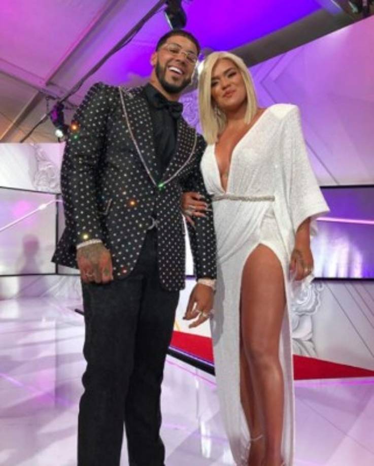 La pareja del momento Anuel AA y Karol G derrocharon amor en su primer alfombra roja desde que anunciaron su romance.