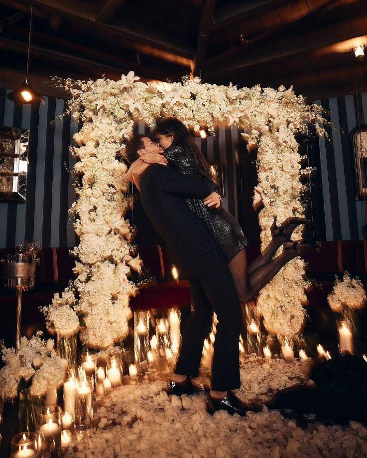 Después de que ella dijo que sí, vinieron unos amigos y se unieron a ellos para tomar caviar y champán. Celebraron hasta la una de la madrugada. “Al final nos dimos cuenta de que, aparte del caviar, no habíamos comido nada. Así que pedimos Shake Shack y dumplings en el Golden Swan”, cuenta.