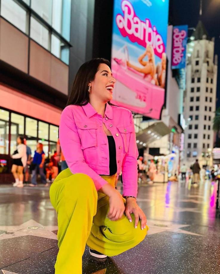 La presentadora luce muy hermosa. 