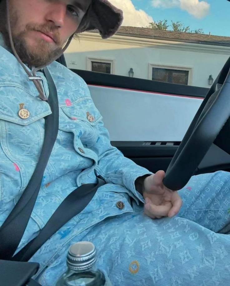 Este fin de semana, el cantante canadiense avivó los rumores de su separación de Hailey al compartir varias imágenes, como él en un campo de golf, otras desde el escenario de Coachella y hasta luciendo su barba, sin embargo, sus seguidores se preocuparon por la imagen donde se le ve llorando.