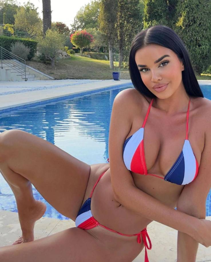 Ivana Knoll a menudo llamaba la atención de propios y extraños con sus impresionantes conjuntos con temática croata.