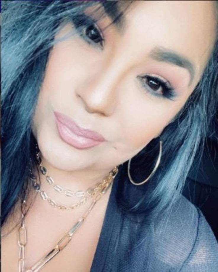 Es muy activa en redes sociales y se mantiene en contacto con las fans de su hermana.