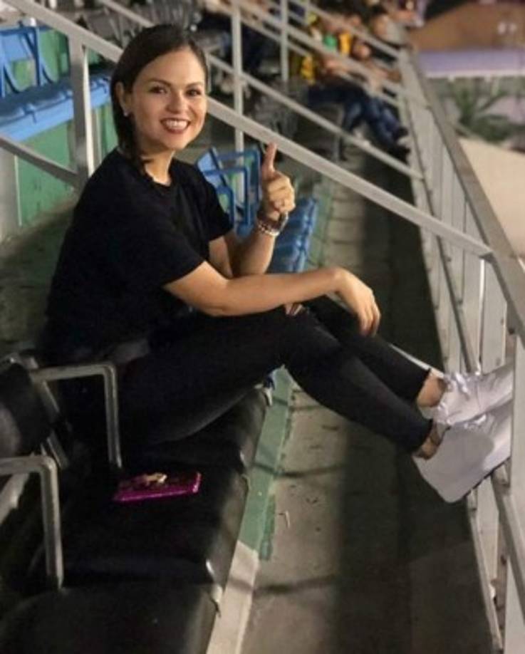 Karen Torres siempre apoya a su amado Carlo Costly. La chica acude a los estadios de fútbol.