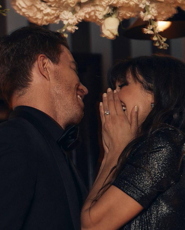 Durante los siguientes días, mantuvieron la noticia en secreto, y Nina se quitó el anillo cada vez que salían de casa. Pero, como me dice, “¡ya no quiero quitármelo más!”. Se puede sentir su sonrisa a través del teléfono. Así que aquí está Vogue dando la noticia. Nina, ve y luce ese diamante por todas partes.