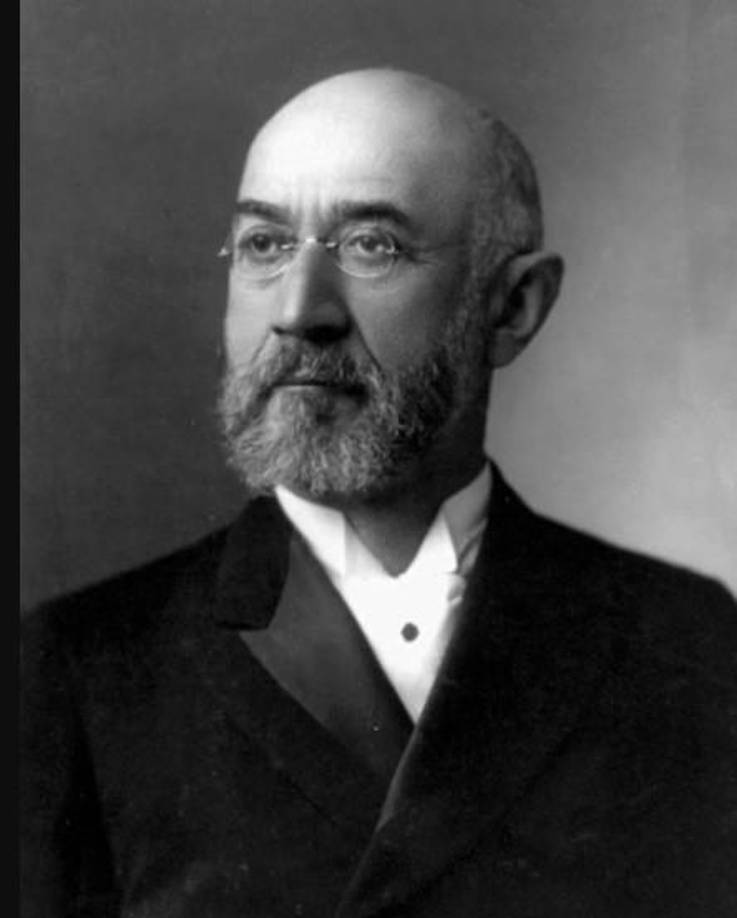 Isidor e Ida habían visitado su Alemania natal y viajaban de regreso a los Estados Unidos en el Titanic acompañados por la doncella de Ida, Ellen Bird, y el criado de Isidor, John Farthing. 