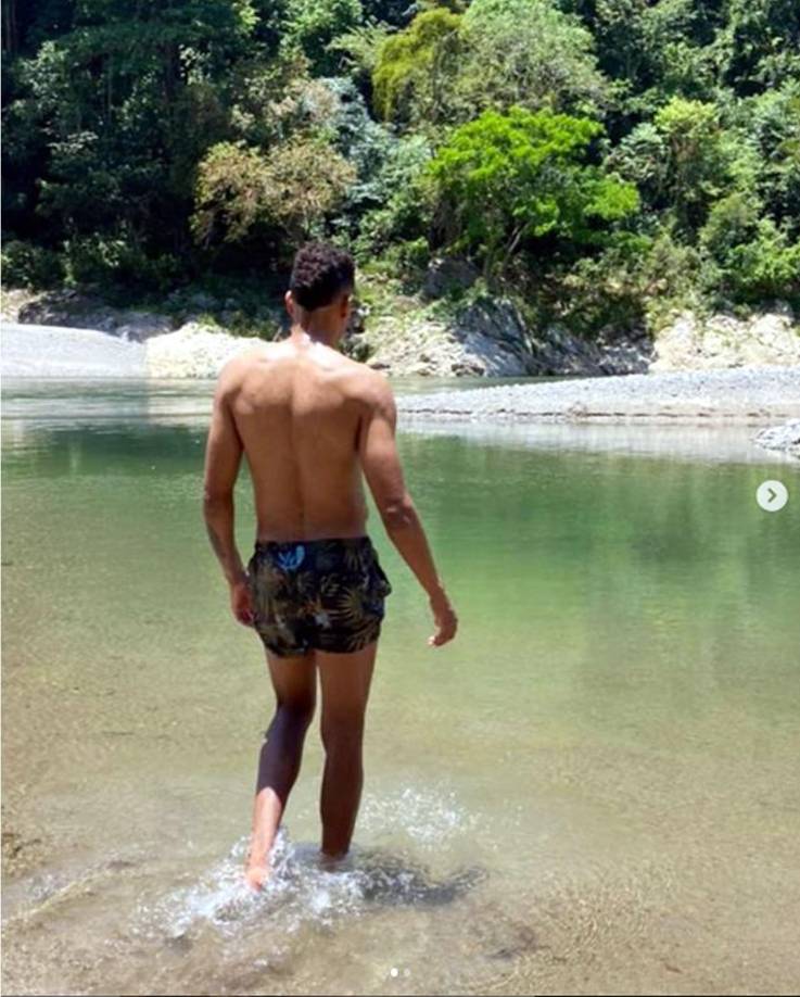 Yaudel Lahera - El atacante cubano del Victoria aprovechó para darse un chapuzón.