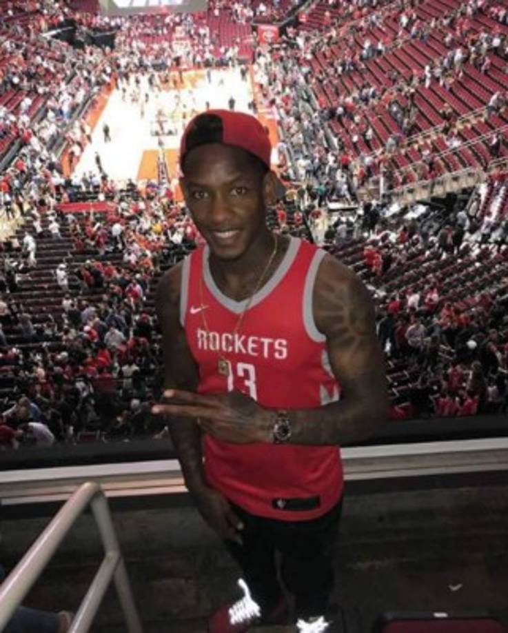 El delantero hondureño es amante de la NBA, acá después de un partido del equipo Houston Rockets.