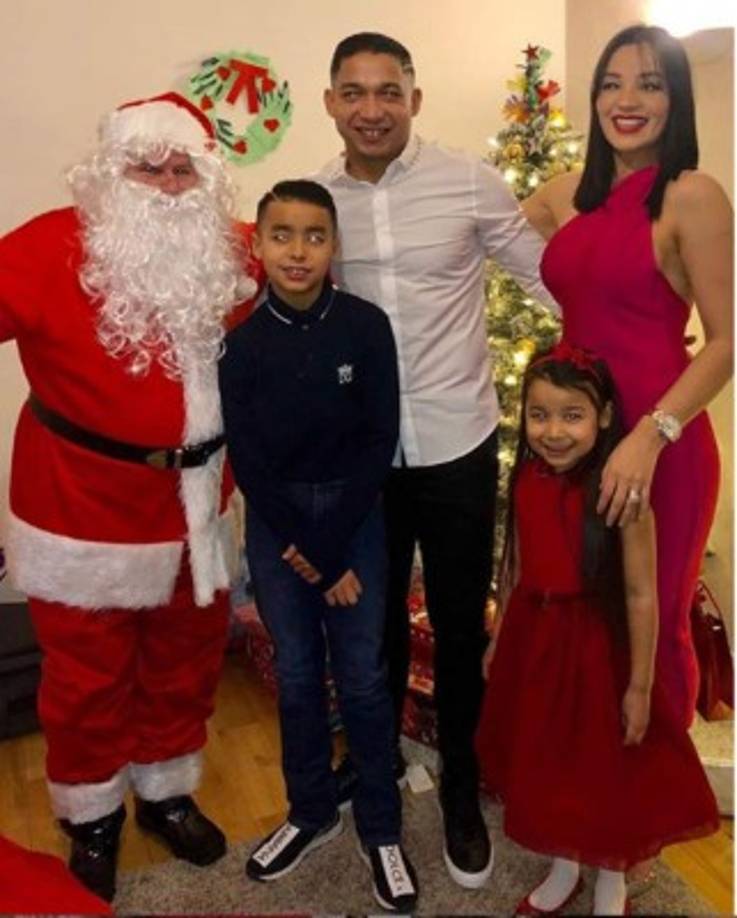 Emilio Izaguirre junto a su hermosa esposa Virginia Varela e hijos disfrutando la Navidad en Escocia.