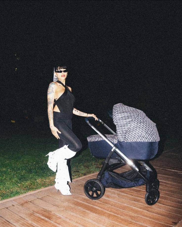 Aunque apareció en un look mucho menos atrevido de los que suele usar y tiene acostumbrados a sus seguidores a ver, no pudo evitar convertirse en el blanco de atención. 