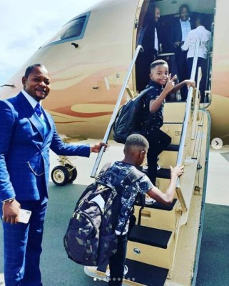 El líder religioso goza de popularidad y recibe muchas ofrendas de los miembros de su iglesia, por lo que tiene una vida llena de lujos, la cual comparte en su cuenta de Instagram.