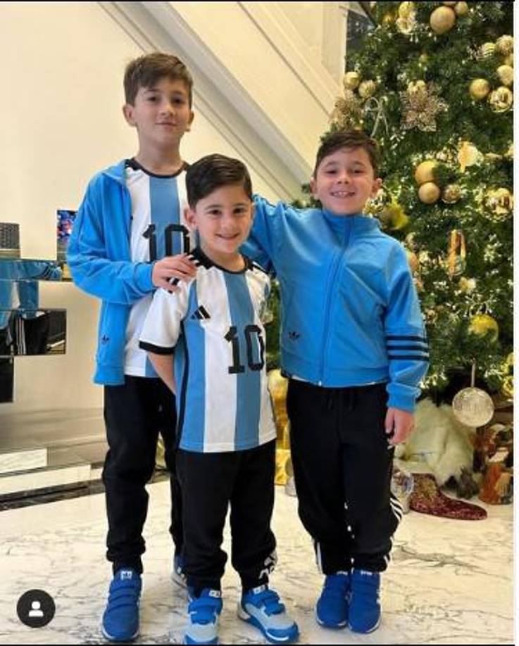 No es la primera vez que los Messi-Roccuzzo predicen el futuro de la Albiceleste. Antes de viajar a Qatar se tomaron esta foto que dio de qué hablar en Argentina. La foto fue tomada en noviembre y la tradición de los argentinos es poner el arbol de Navidad el 8 de diciembre de cada año. La imagen fue interpretada como que ellos no tienen planes de volver antes de esa fecha.