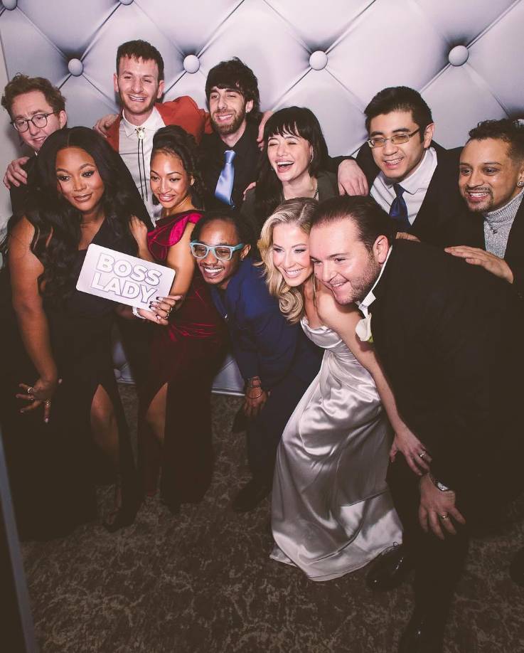 “Celebrando el matrimonio de CAITLIN y ANGELO con mi familia para siempre”, subtituló el video, acertadamente ambientado en “Edge of Seventeen” de Stevie Nicks, la misma canción que la directora Mullins (Joan Cusack) interpretó en la película.