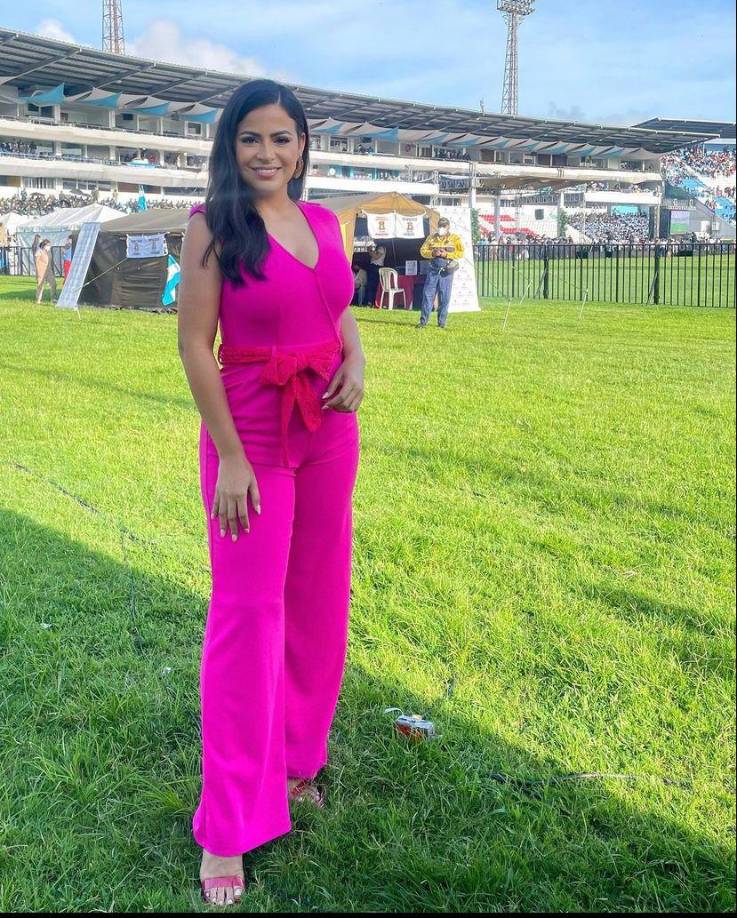 Samantha Velasquez de TVC luce un mono color fucsia.