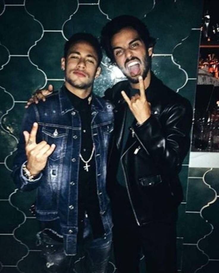Neymar también compartió con sus amigos.