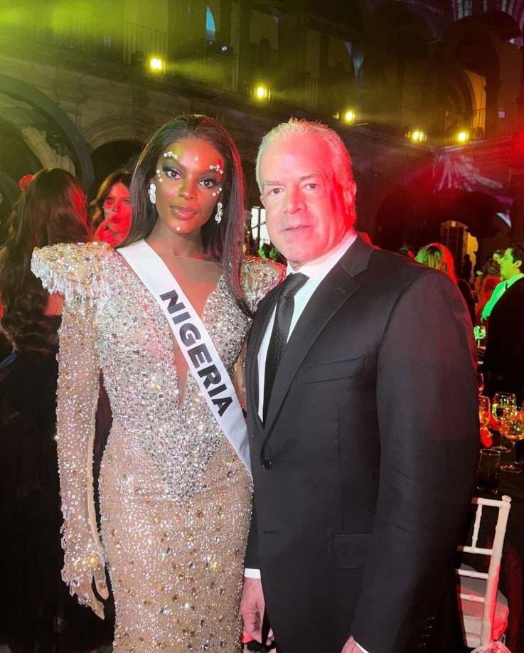 Pese al trato recibido, también tuvo palabras positivas para el país austral. “Sudáfrica -aseguró- es increíble. La playa es mi lugar favorito (...). Hay lugares hermosos para explorar en Ciudad del Cabo”. En la imagen aparece en La Gala de las Catrinas de Miss Universo con el copropietario de la franquicia, Raúl Rocha.