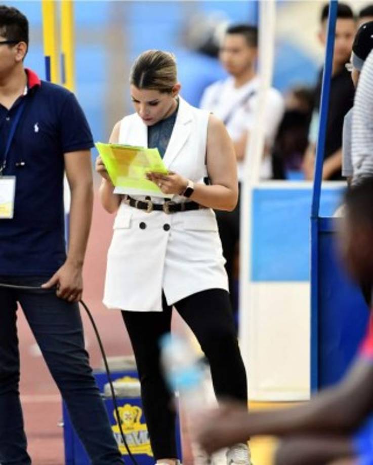 Tanya Rodríguez, presentadora de Televicentro, dio cobertura al clásico Real España-Olimpia en el Olímpico.