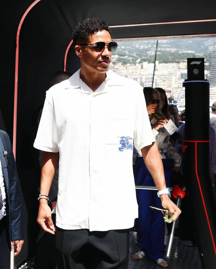 Raphael Varane, ex del Real Madrid y Manchester United, viajó a Italia para conocer la oferta y el proyecto del Come, equipo que dirige Cesc Fàbregas. El club quiere reforzarse con fichajes de peso.