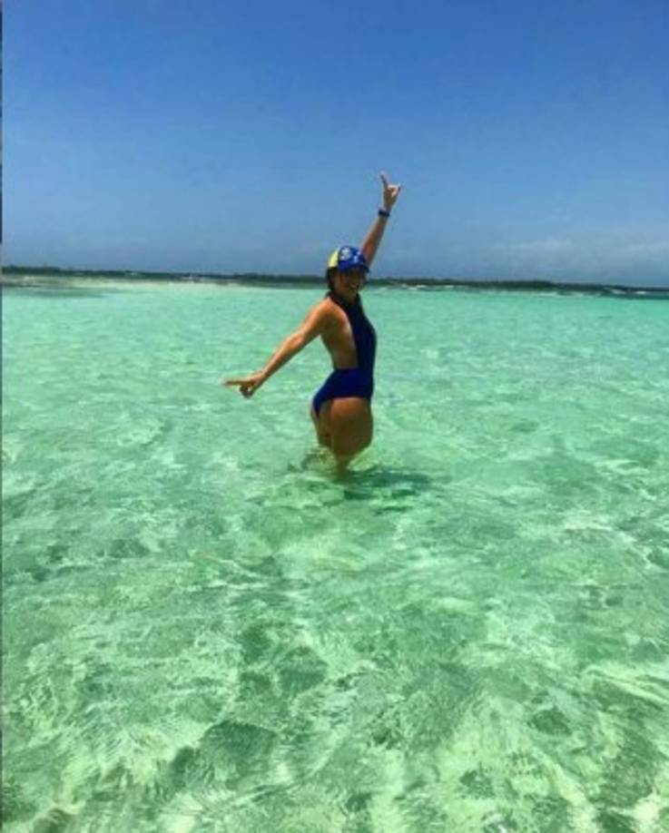 La joven disfruta pasar en la playa y presume su cuerpazo en sus redes sociales.