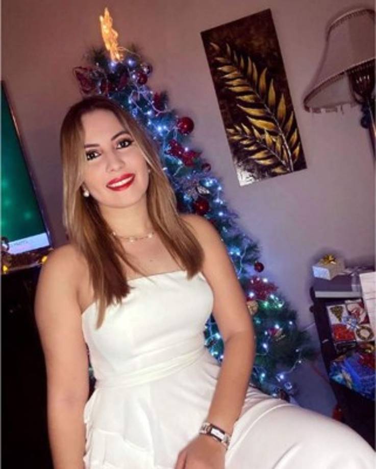 Jenny Fernández, presentadora del programa Diez TV, con un look muy elegante se mostró en las redes sociales.