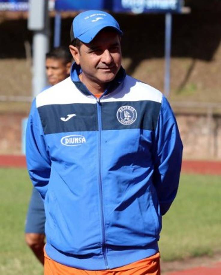 El técnico de Motagua, Diego Vázquez queda sin contrato este domingo que finaliza el campeonato de Clausura. Motagua tendrá que analizar muy bien su continuidad después de que el estratega le presente el informe a los dirigentes. Lo más seguro es que el estratega renueve por una temporada más pero es probable que la directiva le extienda un contrato por muchos más torneos ya que La Barbie ha sido el técnico más exitoso de los últimos años en el Nido.