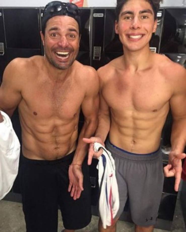 'No estoy ni cerca de su nivel', escribió Lorenzo junto a la postal que le servirá de inspiración para trabajar más duro en el gimnasio y, quizá, en un par de meses, superar el físico de su famoso papá.