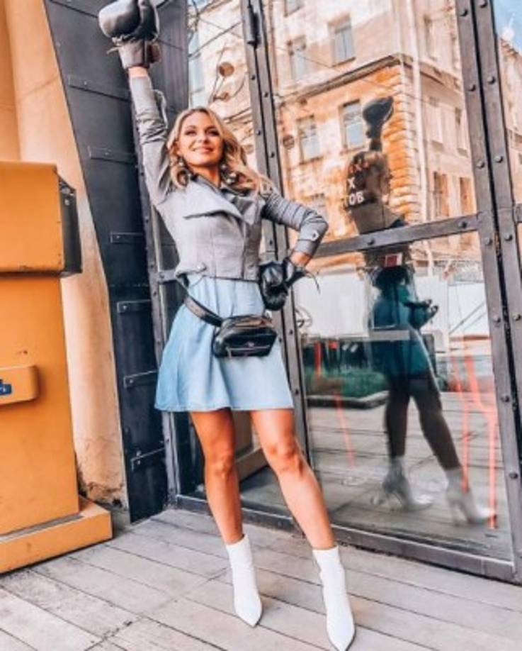 Estudió periodismo en la Universidad Estatal de Moscú, aunque desde niña tuvo la inquietud de ser actriz. “Desde chiquita me gustaba la actuación. Veía novelas y películas y siempre me interesaba el backstage y el detrás de cámaras.