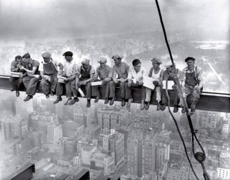 'Lunch On the top of the skies' (Almuerzo en la cima de un rascacielos) fue captada en 1932 en un lugar desconocido.