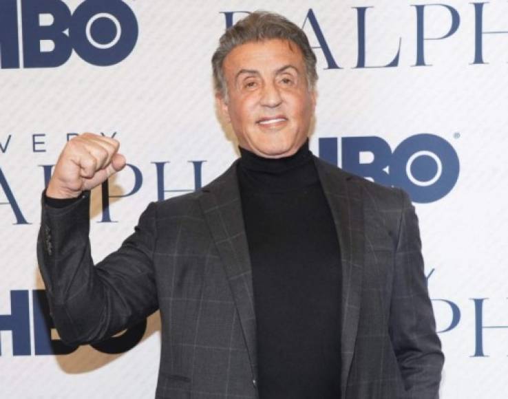 Sylvester Stallone casi muere rodando la cuarta entrega de 'Rocky'. El actor Dolph Lundgren, que interpretaba a Ivan Drago, le propinó un puñetazo que obligó al protagonista a ser hospitalizado. Stallone contó al portal 'Vulture': 'Le dije: '¿Por qué no lo hacemos? Solo trata de noquearme. De verdad, golpea tan fuerte como puedas'. Decir eso fue muy estúpido. Lo siguiente que supe fue que iba en un avión a la sala de emergencias, que estuve en cuidados intensivos durante cuatro días y que había muchas monjas a mi alrededor”.