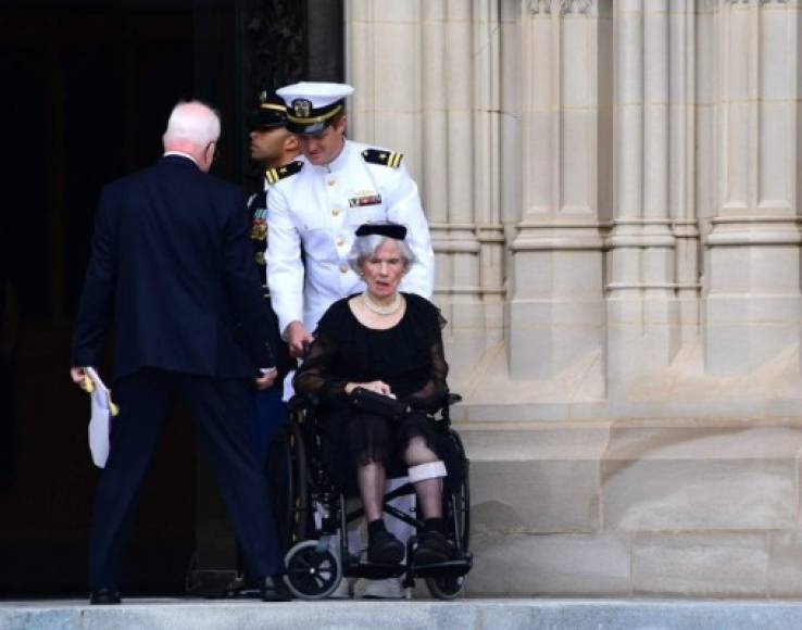 La madre del senador, Roberta McCain, de 105 años de edad, asistió al funeral celebrado en la Catedral Nacional de Washington.