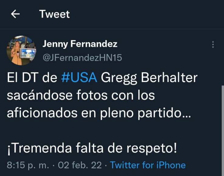 La bella periodista Jenny Fernández señaló que el DT de EUA mostró una falta de respeto ya que se tomó fotografías cuando estaba en disputa el juego.