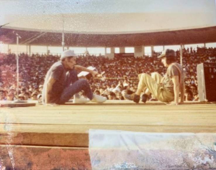 En esta imagen aparece 'El Chavo del 8' al lado de Don Ramón en un estadio, donde ofrecieron un show especial. Se desconoce exactamente en que lugar fue realizada la presentación.