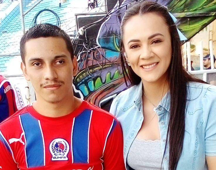 “Tomarse el tiempo para hacer esto, con alguien que no conoces. De verdad que no tengo palabras para expresar el cariño que me tienen. No lo merezco. Muchas gracias don Miguel. No se imagina lo que significa algo tan “sencillo” en lo material, pero demasiado caro en sentimiento”, escribió la periodista de TVC.