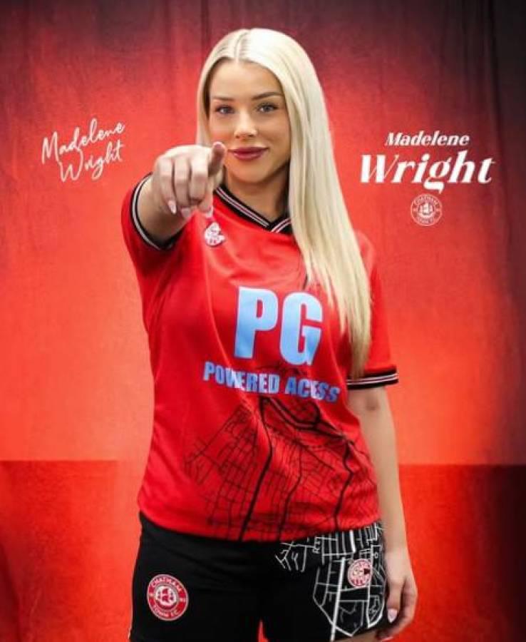 La expulsaron por un video polémico y ahora vuelve al fútbol como millonaria