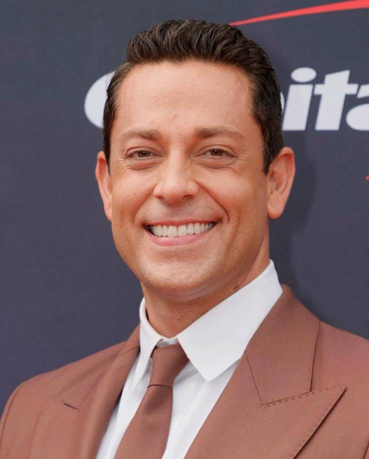 Levi es un entusiasta de los autos deportivos y las motocicletas.